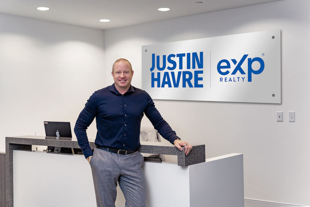 Justin Havre Sitting